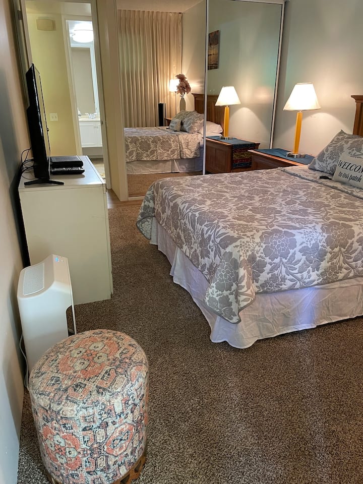 La habitación tiene un purificador de aire y un televisor de 55 pulgadas. Cada habitación individual cuenta con un televisor para que nuestros huéspedes disfruten equipados con servicios de cable de telecomunicaciones hawaianas. 