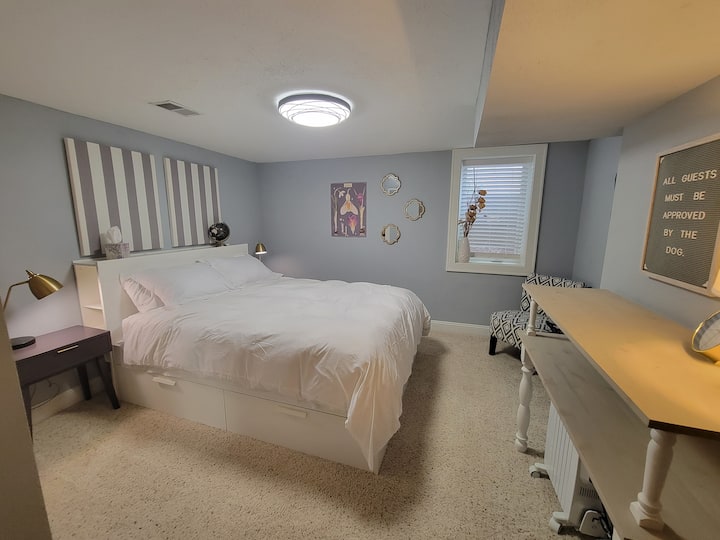 Მშვიდი ოთახი ორადგილიანი საწოლით, ბარგის სადგამებითა და ვენტილატორით კომფორტული სტუმრობისთვის. 