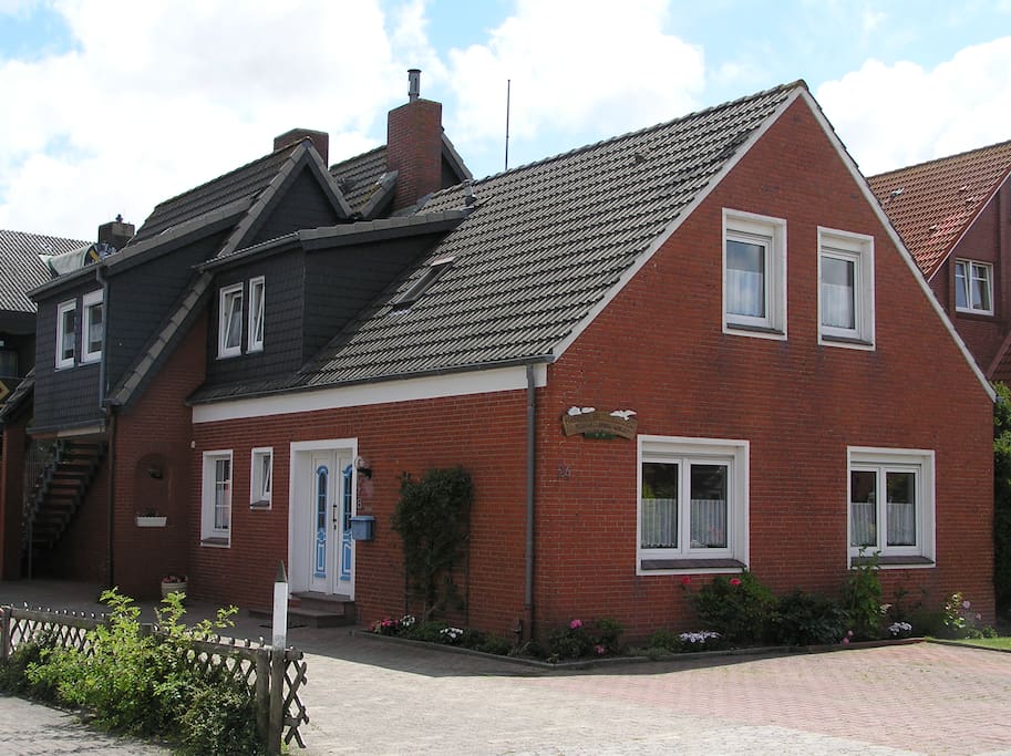 Vor dem Haus, der Parkplatz