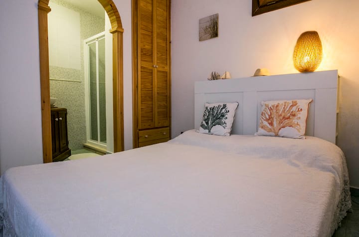 ห้องนอนเตียงใหญ่พร้อมห้องน้ำ