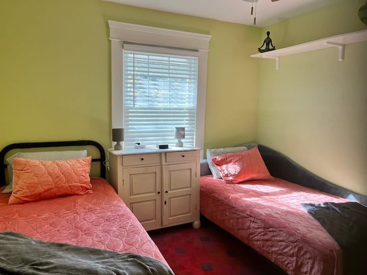 Საძინებელი 2: ეს სასიამოვნო სასაუბრო ოთახიც სასიამოვნოა დასაძინებლად, როცა საუბარი ჩერდება. 2 ტყუპი საწოლი და ამაოების სადგური.