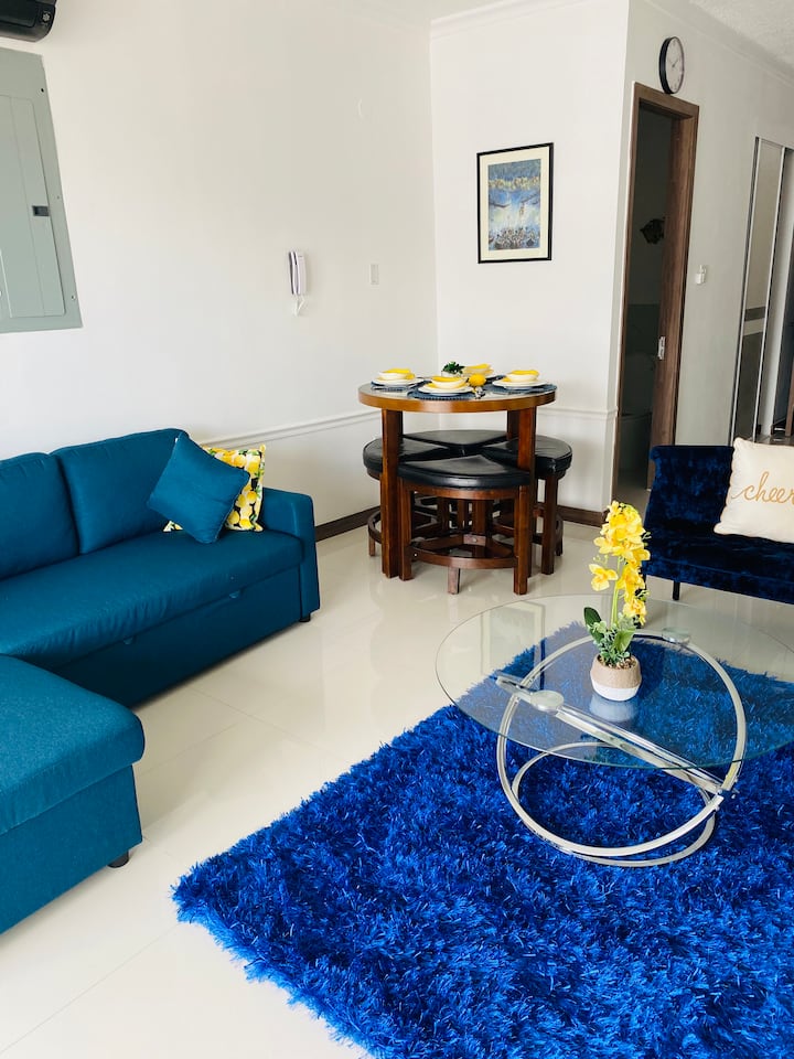 Mwonekano wa Sebule/Chumba cha Kula kutoka kwenye baraza.