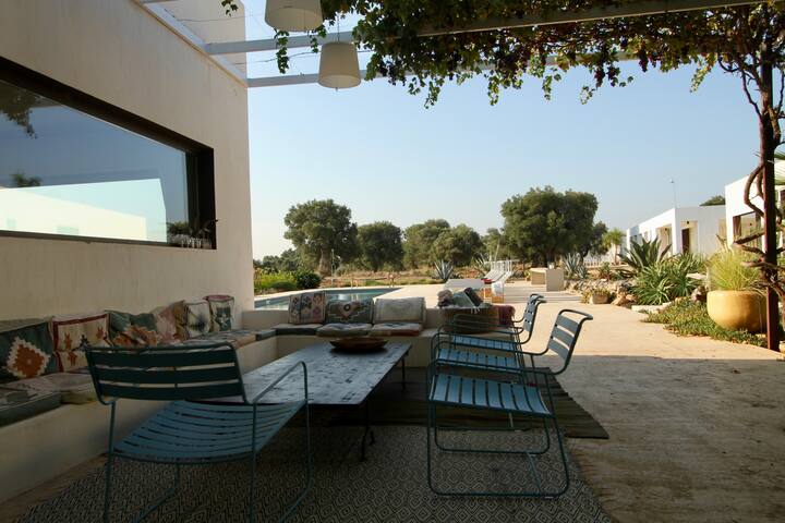 Exceptional mix of architecture, nature and luxury gallery image 5