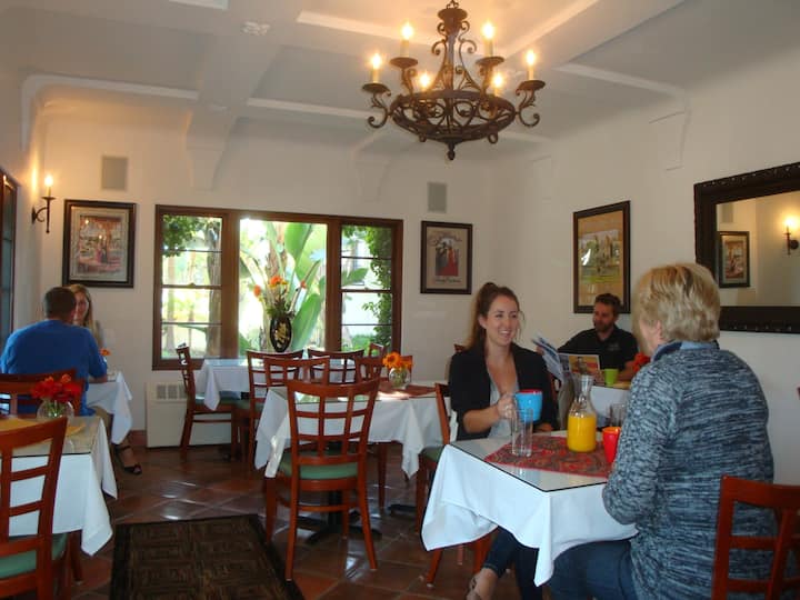 Breakfast Included. Downtown Beach Wine Area - Santa Barbara, CA