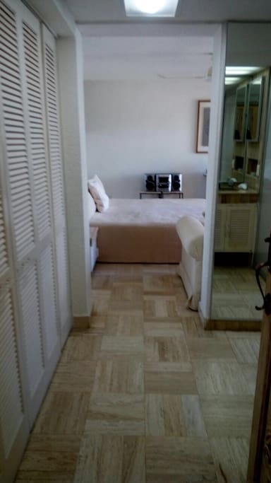 recamara con cama matrimonial , closet y baño completo