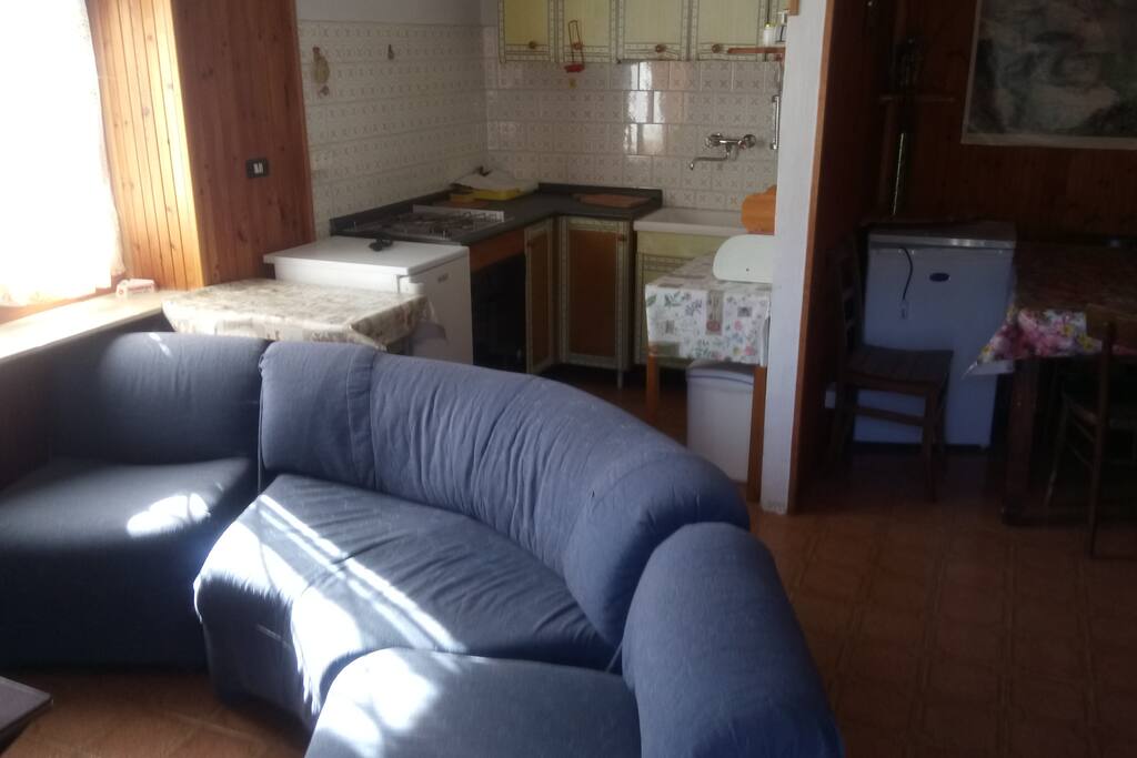 Ampia zona con angolo cottura , soggiorno, tv