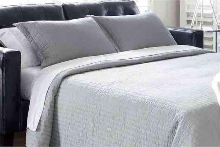 Nouveau canapé-lit queen size avec matelas en gel personnalisé pour un confort ultime dans le salon.