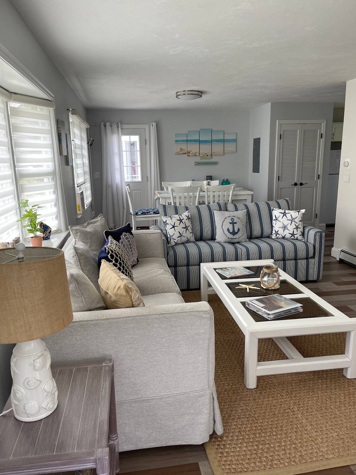 ห้องนั่งเล่นพร้อมโซฟานอนสำหรับ 2 คนห้องรับประทานอาหารและห้องซักรีดในตู้เสื้อผ้าข้างๆ 