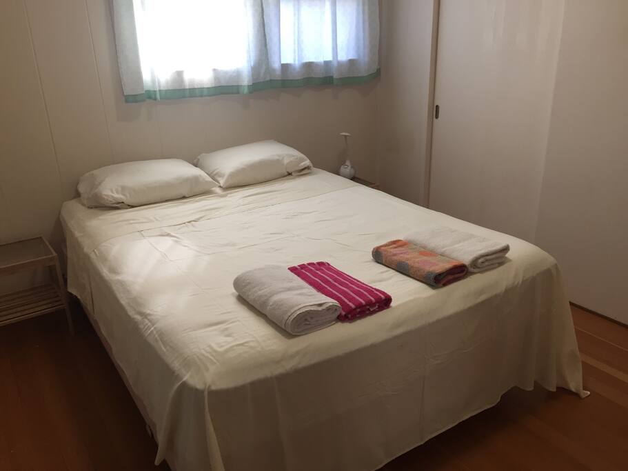 Private room, queen size bed, closet, and fan. No AC.