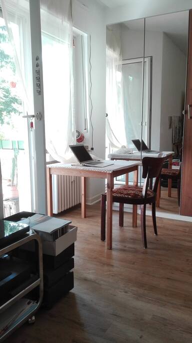 Schreibtisch im Zimmer / A desk in the room