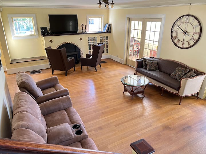 Cozy 3 Bedroom Home With Space And Comfort - Aberdeen, WA