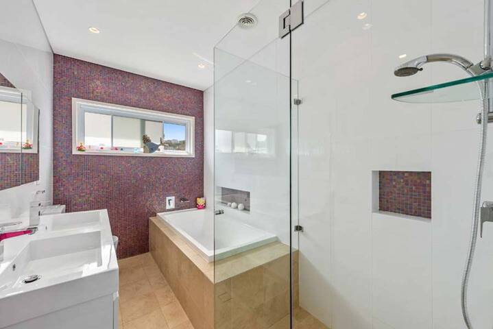 Full of Sunshine North Bondi Home gallery image 5