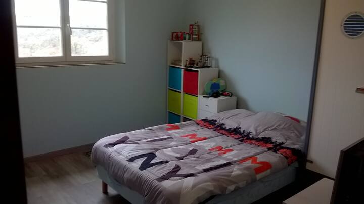 спална соба 1 кревет на 120 см од куќата