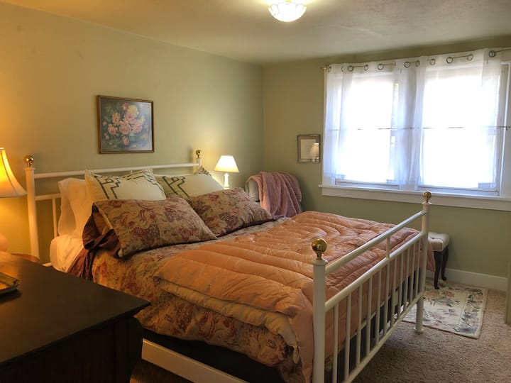 Spavaća soba na katu s bračnim krevetom (širine 150 -