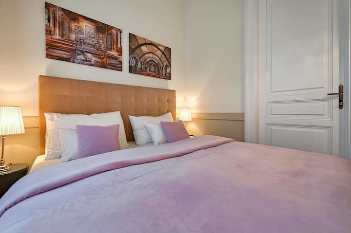 1. spavaća soba s ručno izrađenim krevetom s oprugama i televizorom