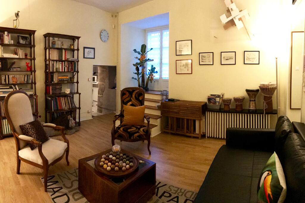 Salon soigneusement décoré offrant un large espace