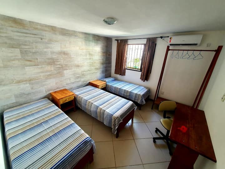 Soba s 3 kreveta za jednu osobu, može biti 1 bračni i 1 jednostruki