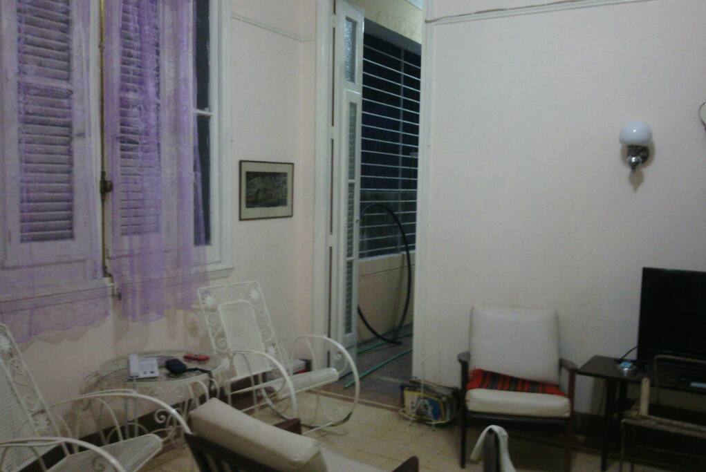 Sala con puerta hacia el patio