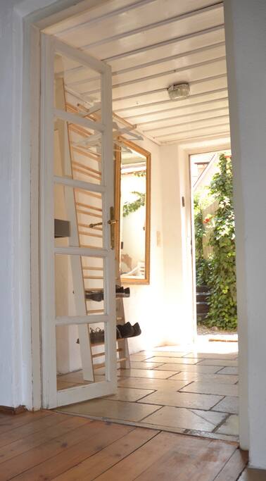 So sieht der Eingangsbereich mit Garderobe und Spiegel aus
