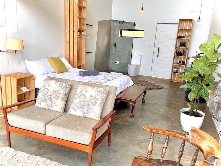 The Hidden Lookout (Yellow Room) Guest suites for Rent in Westville