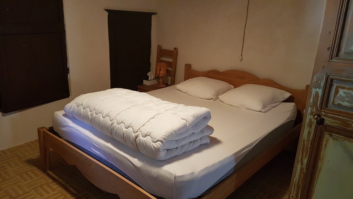 Bedroom with bed 160