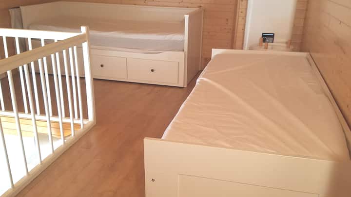 Vitanda 2 vinaweza kubadilishwa kutoka 80 x 200 hadi 160 x 200 sentimita