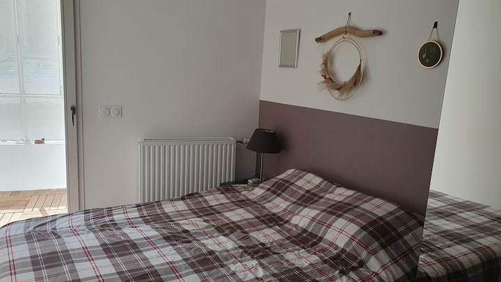 Spálňa s 140×200 lôžkami a vlastnou kúpeľňou so sprchovacím kútom