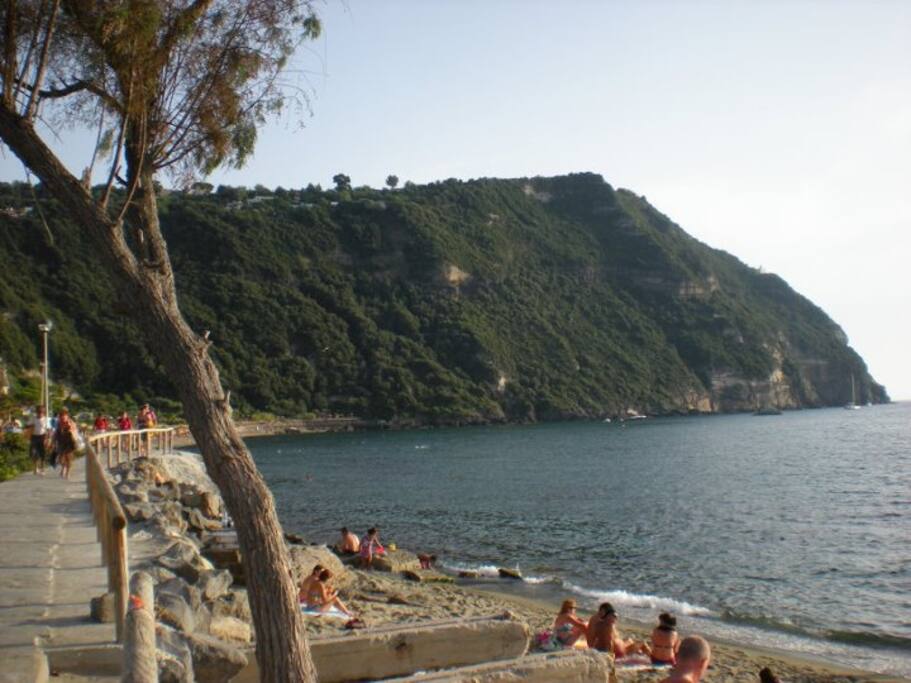 La passeggiata verso i giardini termali "Poseidon"