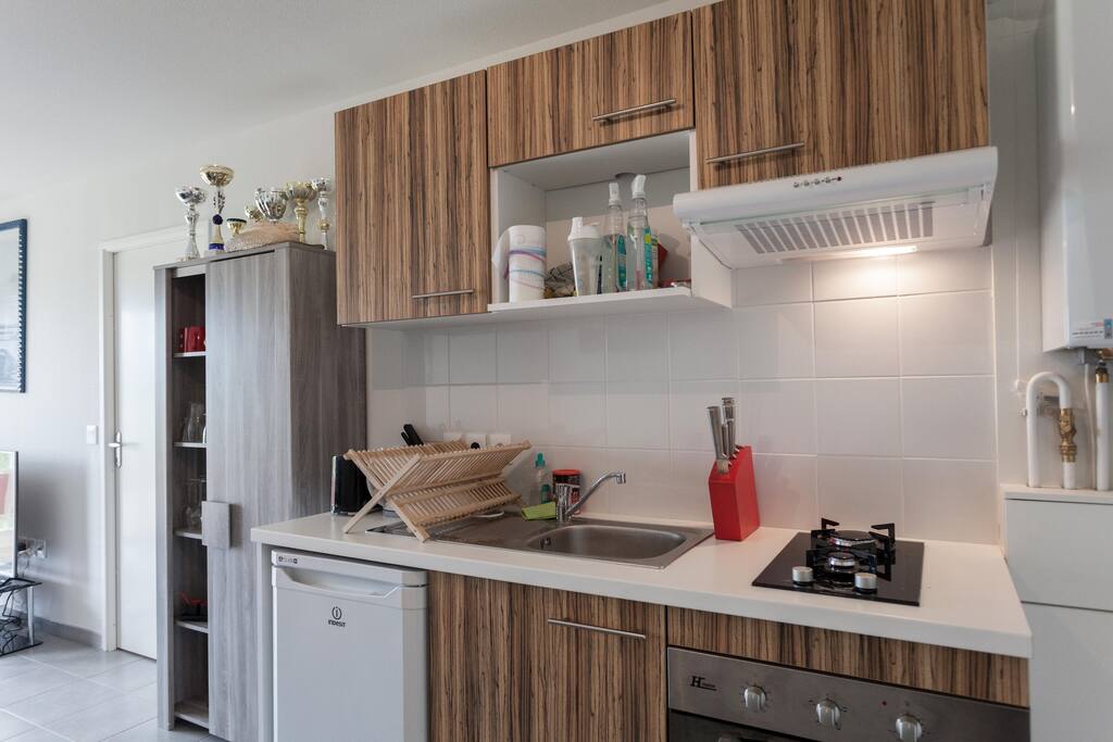 la cuisiné équipée avec four et frigo