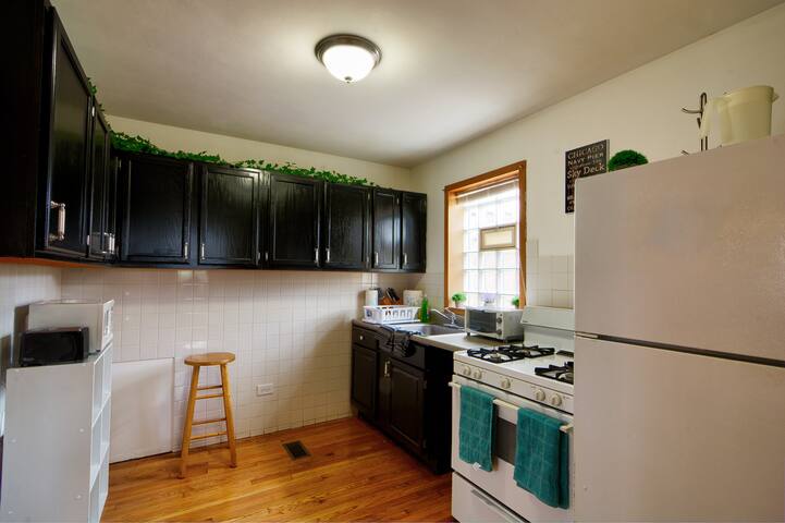 Large 12 Bedroom Chicago Home- Sleeps 25 gallery image 4