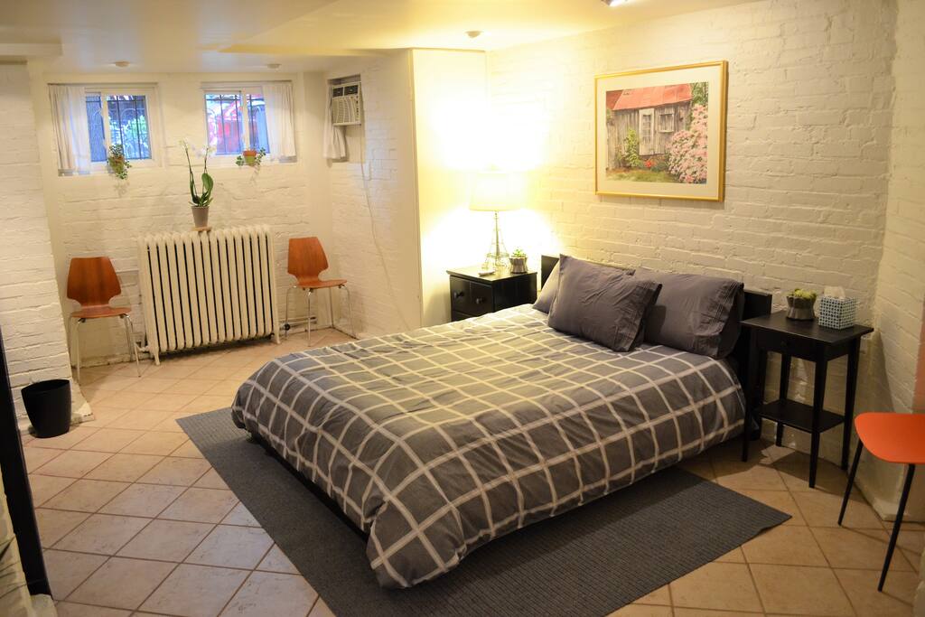 Queen size bed and lots of room!