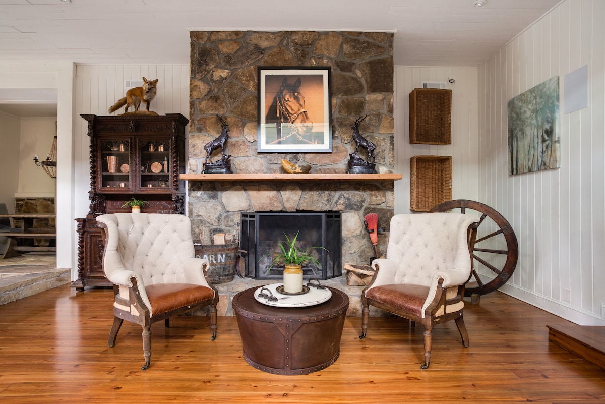 Камин од камен за да уживате во удобните ноќи покрај огнот.