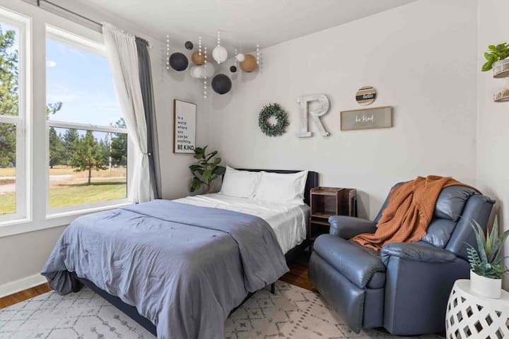 2nd Bedroom- Located on the main floor with a queen size bed. 