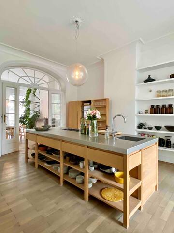 Historical manor house in Brussels with parking gallery image 2