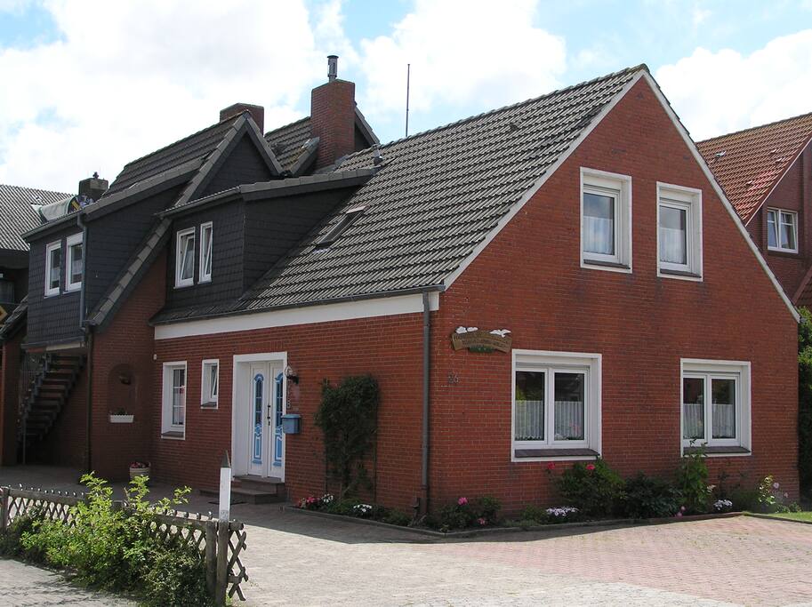 Straßenansicht mit Parkplatz