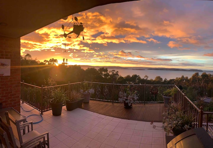 Stunning Cliff Top Manse Hobart