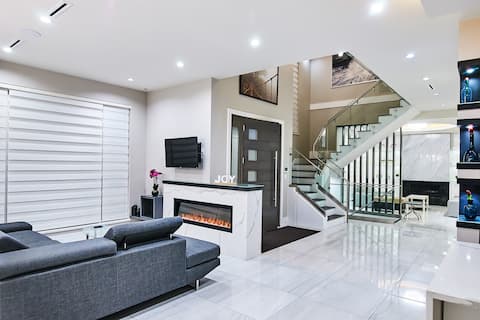Successful Airbnb property: 4BR M/U Floors Hse- The Chateau ST No.00177094 in Edmonds