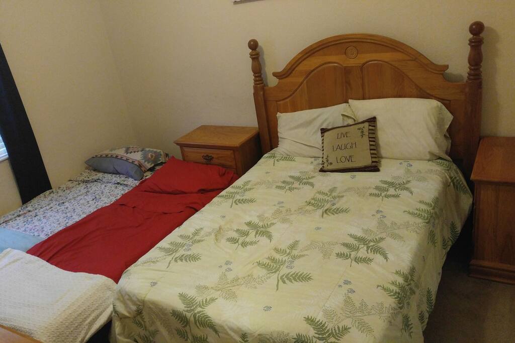 Set up for 4 people: (Full size bed, 2 single cots)