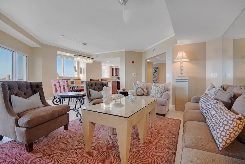 Spacious Living Area with Vie