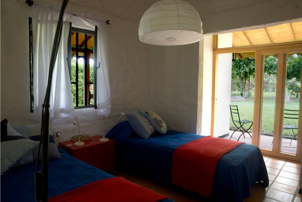 Habitación de 2 camas individuales con su baño privado y su terraza.