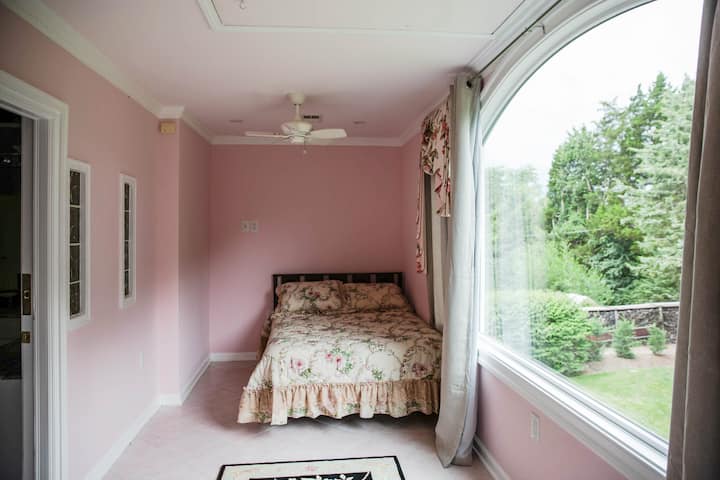 Izba pre hostí 5 (prepojená s hlavnou spálňou má vlastné vlastné dvere, spoločnú kúpeľňu s hlavnou spálňou)