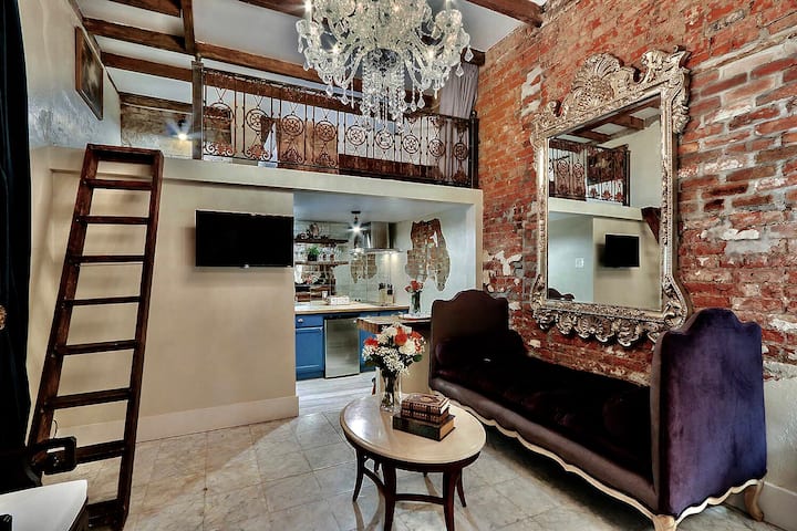 Velvet daybed to accommodate a guest. A Trundle bed can be brought it upon your request. 