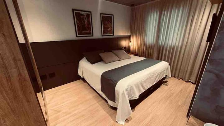 เตียงขนาดคิงไซส์ที่น่าตื่นตาตื่นใจพร้อมเตียงเดี่ยวเสริมเครื่องนอนทั้งหมดบนเส้นสีขาว...