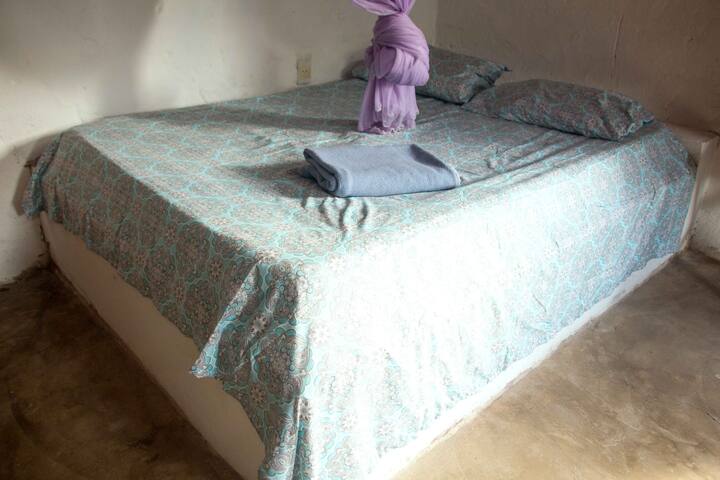Confortável cama casal. Limpeza e higienização geral para cada hóspede.