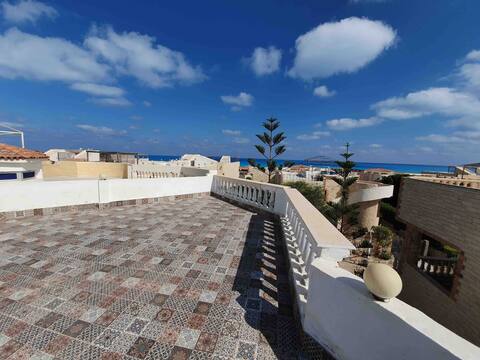 Cheerful 3-bedroom
sea view villa with BBQ grill