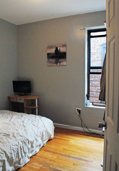Queit bedroom with window