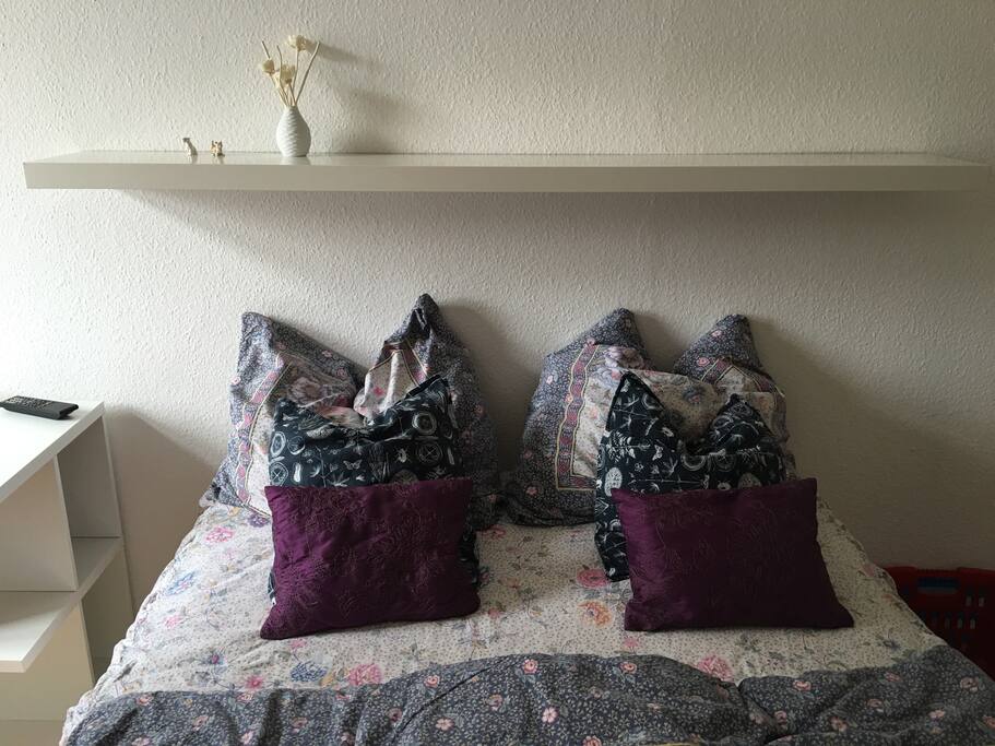 Hier können 1 oder 2 Leute bequem im 140 iger Brimnes Bett schlafen.