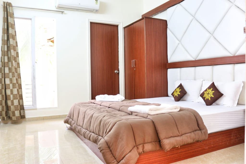 1st Master Bedroom with super king size bed