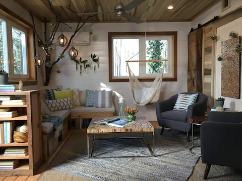 Eco-friendly Treehouse: The Roost!