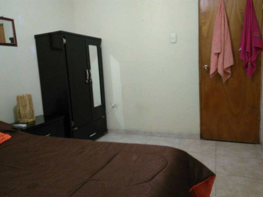 HABITACION CON ARMARIO DE ROPA, MESA DE NOCHE.